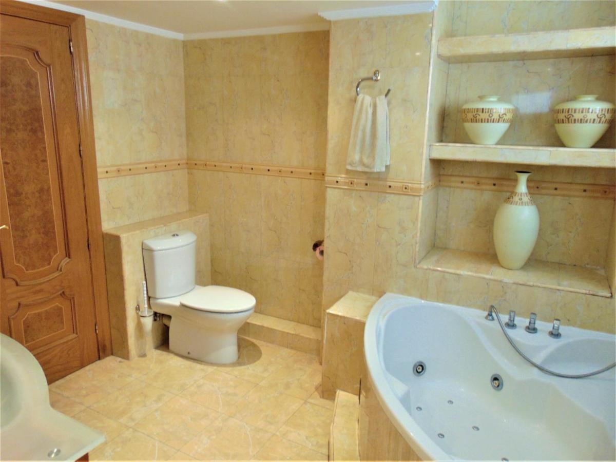 Beachfront, Two Bed- & Bathrooms, Private Parking Fuengirola Buitenkant foto