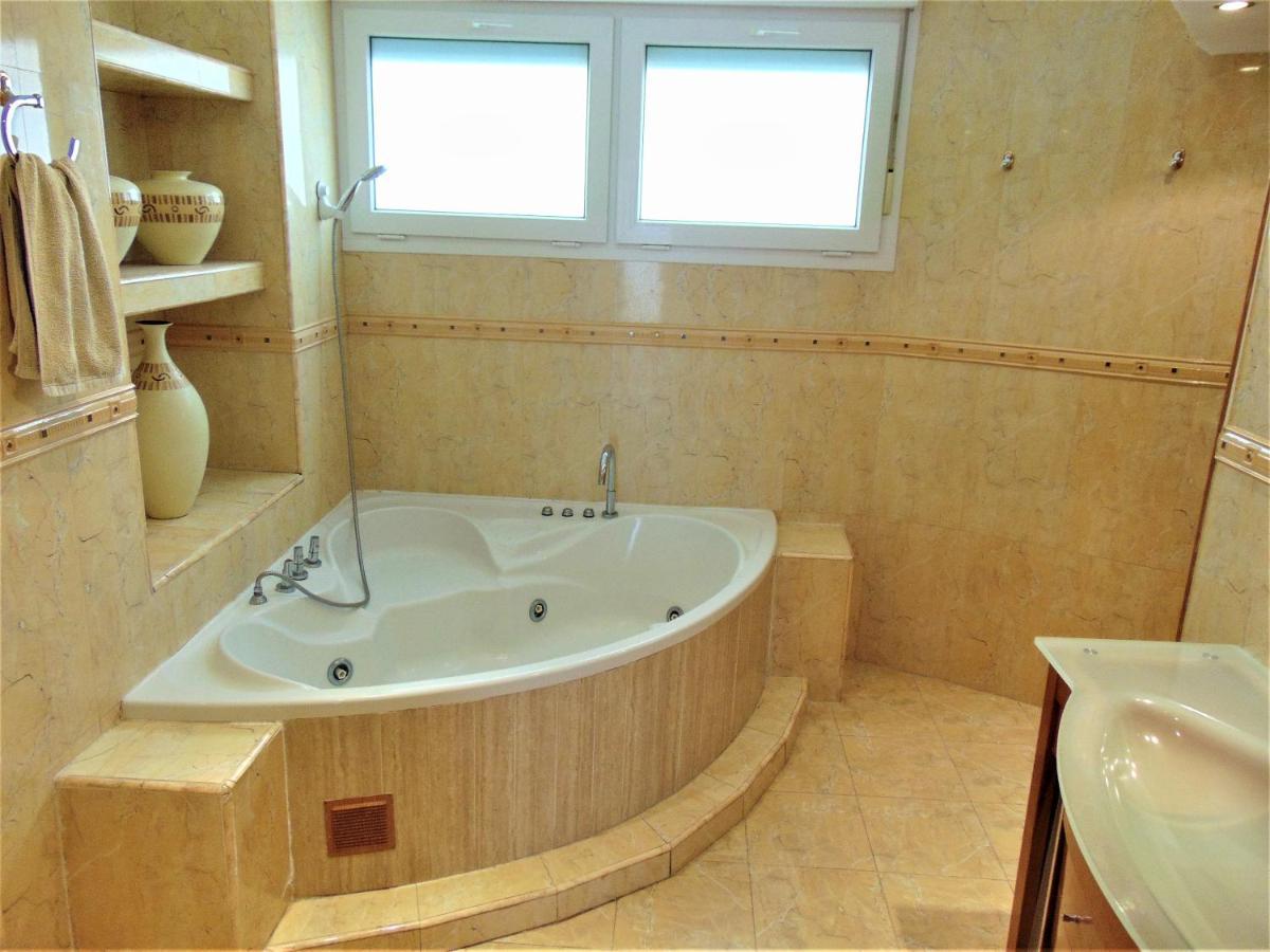Beachfront, Two Bed- & Bathrooms, Private Parking Fuengirola Buitenkant foto