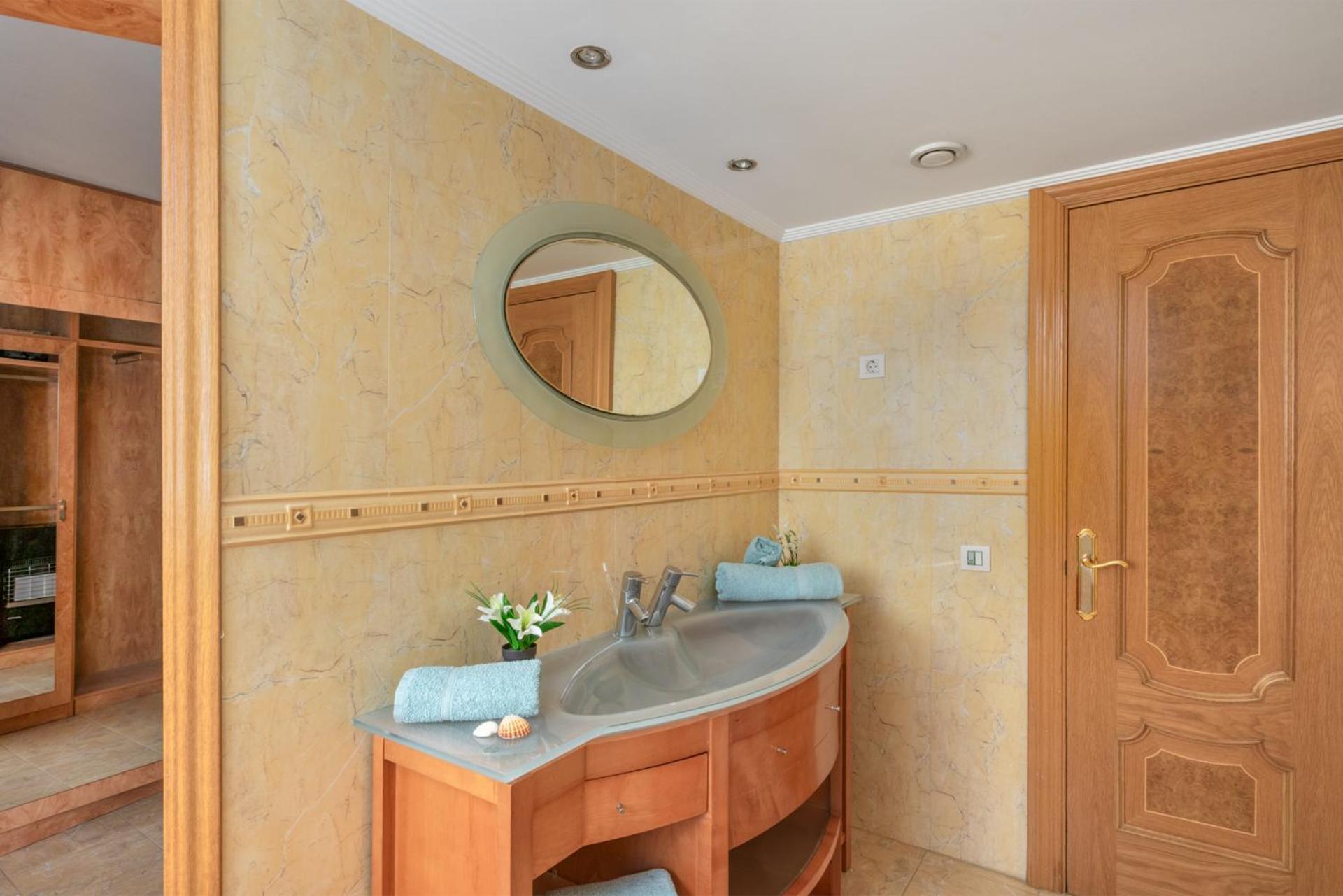 Beachfront, Two Bed- & Bathrooms, Private Parking Fuengirola Buitenkant foto